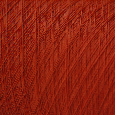 Tricotando manualmente o fio Modacrylic com retardação permanente da chama